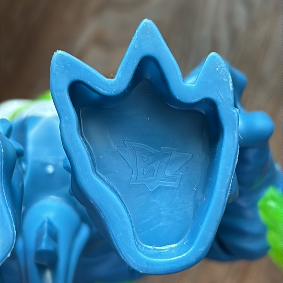 Beast Lab Shark Beast Creator Experiment Action Figure Toy, 7-1/2”. Blue, Green. - Picture 11 of 11